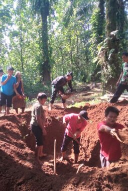 Pemdes Cimulang Gelar Aksi Bersih-Bersih di Kp. Ciakar: Tingkatkan Kesadaran Warga Jaga Lingkungan