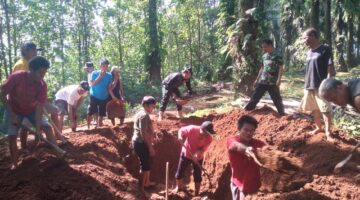 Pemdes Cimulang Gelar Aksi Bersih-Bersih di Kp. Ciakar: Tingkatkan Kesadaran Warga Jaga Lingkungan