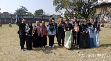 Pemdes Kota batu Adakan Jumsih di Area Lapangan Bersama warga Masyarakat dan Mahasiswa